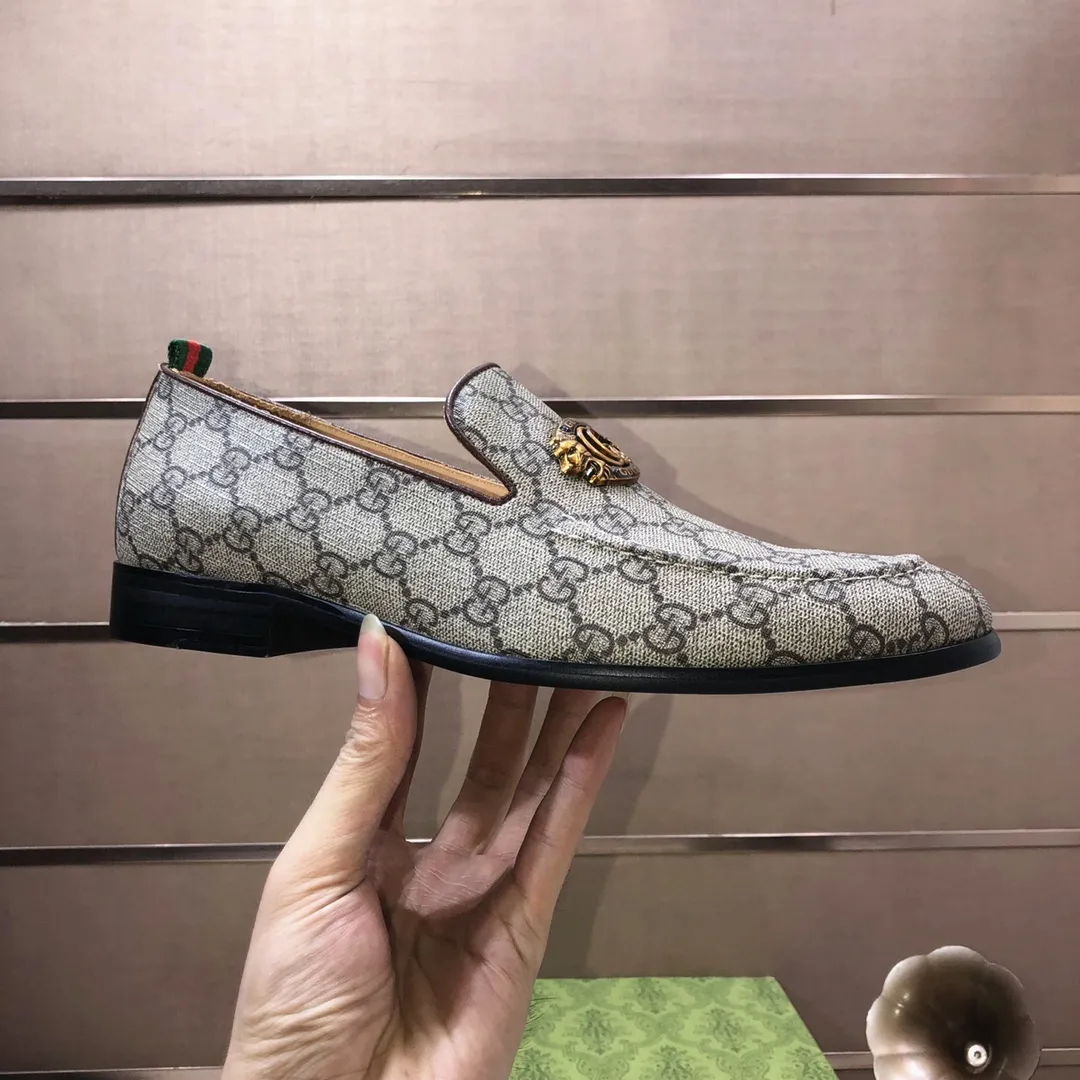 Men's shoes💰500💰Italy's top luxury men's shoe giant (GUCCI) (Gucci) (full cowhide lining) new arrival🍃Original European style🔰 Pleasant to the eye😍In order to make the shoes more durable and non-deformable🌀The production continues to follow traditional methods but there is still no lack of innovation💪Choose original sheepskin for the leather♻️ Smooth and natural And extra bright ⭐Made of imported cowhide, the first choice of rich people 38-45 (45 customized)